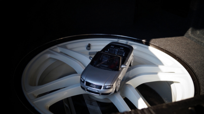 Beleuchtete Endstufe mit orig. R8 Reserverad unter Plexiglas